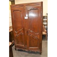 oude houten kledingkast vv 2 deuren, afm plm 137x59x225cm, licht beschadigd, mogelijks incompleet